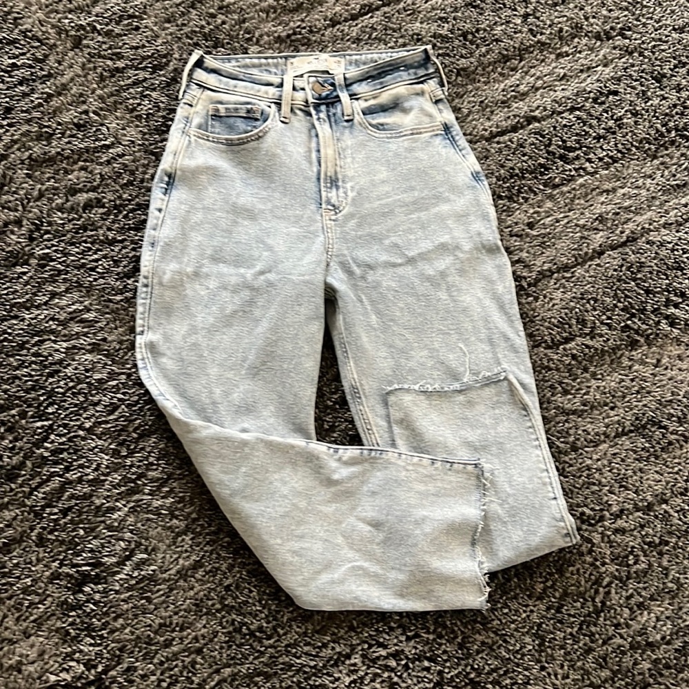 Hollister jeans new. Curvy ultra high rise, vintage straight. 1S. W25 L25